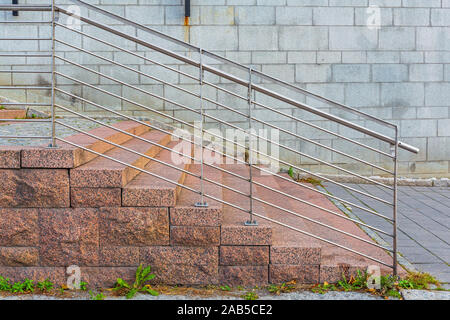 Externe Steintreppe Struktur mit Metall Zaun Stockfoto