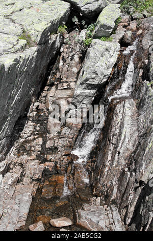 Wasser Felsen der schöne Fluss durch die vavatn Storebottåne See in Hemsedal, Buskerud, Norwegen. Stockfoto