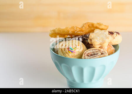 Typische marokkanische Süßigkeiten mit Honig, Kokosnuss und Mandeln. Hausgemacht. Stockfoto