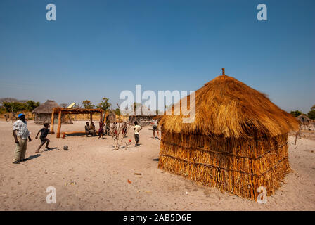 Typische Bauweise bei Caprivi Strip, alle Häuser, die Dach und Wand aus Stroh, Caprivi Strip, Namibia Stockfoto