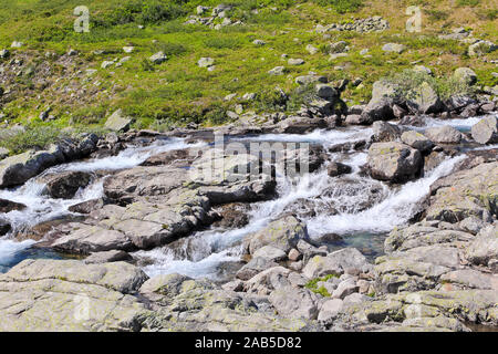 Schöne vavatn Storebottåne Fluss durch den See. Sommer Landschaft in Hemsedal, Buskerud, Norwegen. Stockfoto