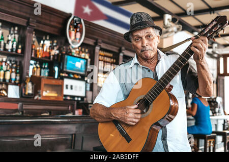 Havanna, Kuba - Oktober 18, 2019: Kubanische Band live Musik in einer Bar (Dos hermanos) in Havanna, Kuba. Stockfoto