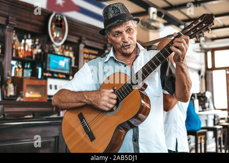 Havanna, Kuba - Oktober 18, 2019: Kubanische Band live Musik in einer Bar (Dos hermanos) in Havanna, Kuba. Stockfoto