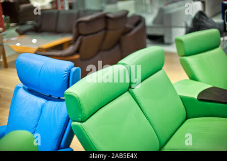 Bunte lebendige Sofas in einem modernen Büro Stockfoto