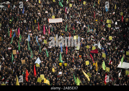 Teheran, Iran. 25 Nov, 2019. Tausende Iraner nehmen an einer Rallye ihre Unterstützung der Islamischen Republik System zu zeigen und die jüngsten gewaltsamen Protesten zu folgenden Kraftstoffpreis Wanderung im Land zu verurteilen, an Enghelab Square im Zentrum von Teheran, Iran. In einem Schock Ankündigung vor zehn Tagen hatte der Iran der Benzinpreise um bis zu 200 Prozent angehoben, Auslösen von landesweiten Protesten in einem Land, dessen Wirtschaft zerschlagen worden ist von den US-Sanktionen. Credit: rouzbeh Fouladi/ZUMA Draht/Alamy leben Nachrichten Stockfoto