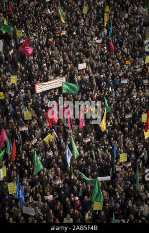 Teheran, Iran. 25 Nov, 2019. Tausende Iraner nehmen an einer Rallye ihre Unterstützung der Islamischen Republik System zu zeigen und die jüngsten gewaltsamen Protesten zu folgenden Kraftstoffpreis Wanderung im Land zu verurteilen, an Enghelab Square im Zentrum von Teheran, Iran. In einem Schock Ankündigung vor zehn Tagen hatte der Iran der Benzinpreise um bis zu 200 Prozent angehoben, Auslösen von landesweiten Protesten in einem Land, dessen Wirtschaft zerschlagen worden ist von den US-Sanktionen. Credit: rouzbeh Fouladi/ZUMA Draht/Alamy leben Nachrichten Stockfoto