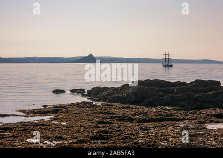 Die brig 'Astrid' vor Anker in Mount's Bay aus Penzance, Cornwall, UK: St. Michael's Mount darüber hinaus. Sie sank wenige Tage nach diesem Foto wurde gemacht Stockfoto