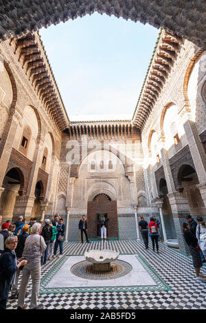 Fez, Marokko. November 9, 2019. Die Al Attarine Madrasa Innenhof. Stockfoto