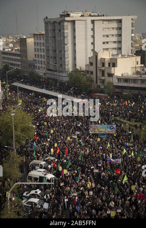 Teheran, Iran. 25 Nov, 2019. Tausende Iraner nehmen an einer Rallye ihre Unterstützung der Islamischen Republik System zu zeigen und die jüngsten gewaltsamen Protesten zu folgenden Kraftstoffpreis Wanderung im Land zu verurteilen, an Enghelab Square im Zentrum von Teheran, Iran. In einem Schock Ankündigung vor zehn Tagen hatte der Iran der Benzinpreise um bis zu 200 Prozent angehoben, Auslösen von landesweiten Protesten in einem Land, dessen Wirtschaft zerschlagen worden ist von den US-Sanktionen. Credit: rouzbeh Fouladi/ZUMA Draht/Alamy leben Nachrichten Stockfoto