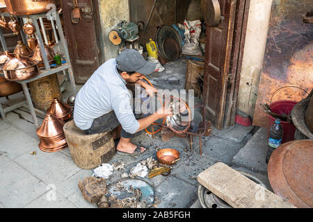 Fez, Marokko. November 9, 2019. Blick auf die lokalen charakteristischen manuelle Verarbeitung von Metall Töpfe in der Medina Stockfoto