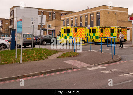 Ambulanzen außerhalb Unfall und Notfall in Southend University Hospital. Southend, Essex, Großbritannien Stockfoto