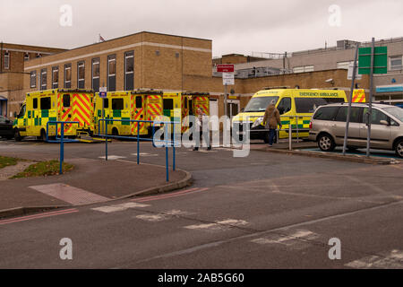 Ambulanzen außerhalb Unfall und Notfall in Southend University Hospital. Southend, Essex, Großbritannien Stockfoto