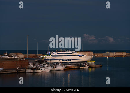 Hafen von Termoli in der Nacht, Fähre nach Albanien. Molise, Italien Stockfoto