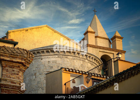 Blick auf die Rückseite der Kathedrale Santa Maria della Purificazione, Sondrio. Molise, Italien Stockfoto