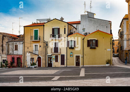Fassaden der Häuser mit Blick auf die piazza Tommaso Giannelli in Termoli. Termoli, Molise, Italien; Europa Stockfoto
