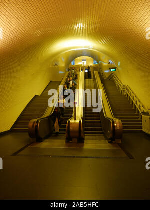 Baixa-Chiado Fahrtreppen von unten, die zur Metro in Lissabon, Portugal gesehen Stockfoto