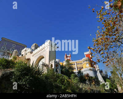 Auf der Suche nach oben auf einer Seite des Schlosses in Sintra, nahe bei Lissabon in Portugal bekannt als der Pena-palast in São Pedro de Penaferrim Stockfoto