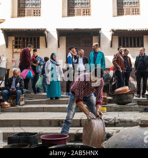 Fez, Marokko. November 9, 2019. Blick auf die lokalen charakteristischen manuelle Verarbeitung von Metall Töpfe in der Medina Stockfoto