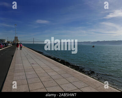 Brücke Ponte 25 de Abril über den Tejo in Lissabon, Portugal, im Morgen, vom Turm von Belem Gehweg im Winter Stockfoto