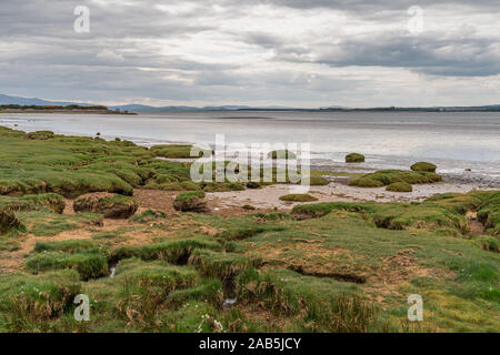 Die Solway Coast, mit Blick auf den Kanal der Fluss Esk in Bowness-on-Solway, Cumbria, England, Großbritannien Stockfoto