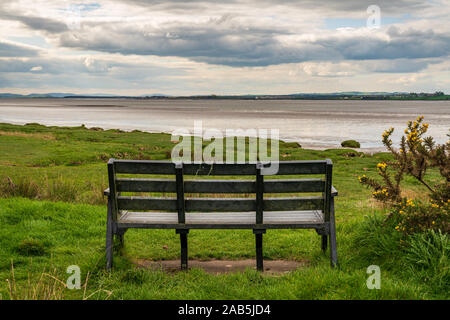 Eine Bank am Solway Coast, mit Blick auf den Kanal der Fluss Esk in Bowness-on-Solway, Cumbria, England, Großbritannien Stockfoto