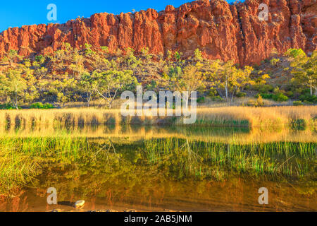 Glen Helen Gorge nachdenken über das wasserloch Finke River. Tjoritja - West MacDonnell Ranges in Northern Territory, Australien. Australische Stockfoto