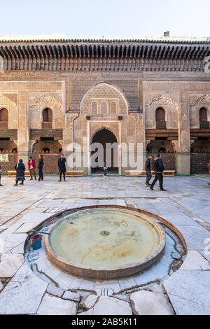 Fez, Marokko. November 9, 2019. Dekorierte Innenhof im Bou Inania madrasa Gebäudekomplex Stockfoto