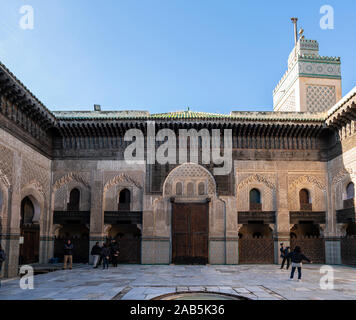 Fez, Marokko. November 9, 2019. Dekorierte Innenhof im Bou Inania madrasa Gebäudekomplex Stockfoto