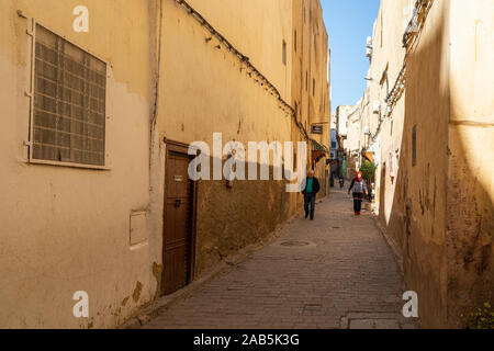 Fez, Marokko. 9. November 2019. Die typischen kleinen Straße im historischen Zentrum der Medina Stockfoto