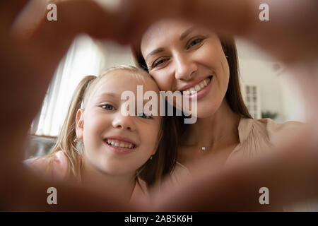 Mutter und Kind Tochter die Herzform an Kamera suchen Stockfoto