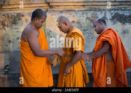 Junge Männer aus Meghalaya, ein Staat in der östlichen Indien, feierlich in Roben der Mönche in der Nähe der Bodhibaum in Bodhgaya, Bihar, Indien gekleidet. Diese Mönche gehen durch eine "zeitweilige Gelübde' von 7-10 Tagen vor der Rückkehr in die Gesellschaft. Stockfoto