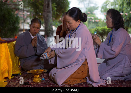 Vietnamesische Pilger führen Sie ein reinigungsritual am Mahabodhi Tempel Komplex während der vesak Feiern in Bodhgaya, Bihar, Indien Stockfoto