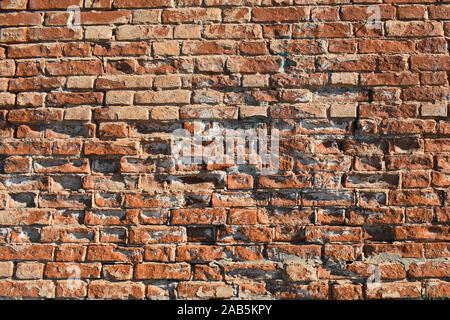 Hintergrund - Old Red Brick Wall mit einigen ruiniert Ziegel Stockfoto