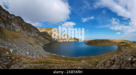 Die sieben Rila Seen in den Bergen von Bulgarien an einem sonnigen Tag im September. Stockfoto