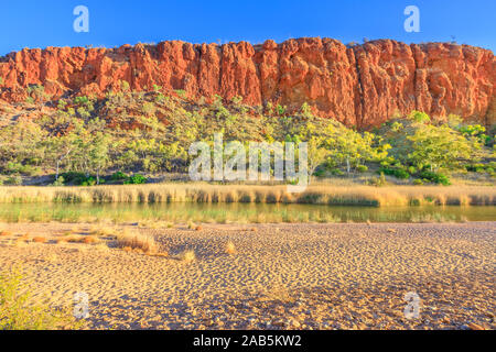 Weißer Sand an der Küste von wasserloch an der Glen Helen Schlucht auf Finke River. West MacDonnell Ranges, Northern Territory, Australien. Australische Stockfoto