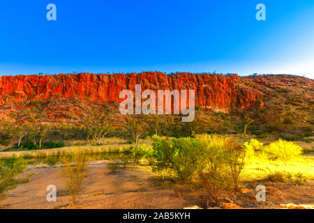 Blaue Stunde an der Glen Helen Schlucht in Tjoritja - West MacDonnell Ranges National Park, Northern Territory, Australien Outback. Kopieren Sie Platz. Stockfoto