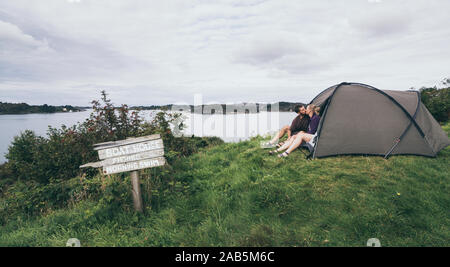 Paar Camping mit Zelt in der Nähe der Nordsee in Bergen, Norwegen Stockfoto