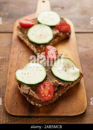Brot mit hausgemachte Linsen, Nussbaum Pastete ausbreiten. Stockfoto