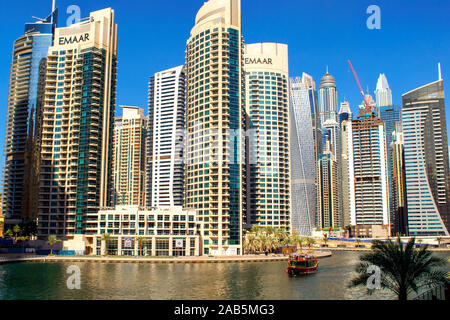 Dubai/VAE - November 11, 2019: Blick auf den Jachthafen von Dubai Luxus touristischen Viertel mit Gebäuden und den Fluss. Dubai Marina Stockfoto