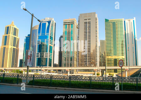 Dubai/VAE - November 11, 2019: Blick auf Jumeirah Lakes Towers Wolkenkratzer und der Sheikh Zayed Road. Wohngebäude in Jlt. Schönen Luxus dis Stockfoto