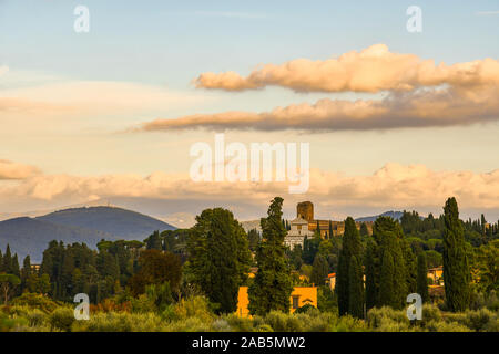 Malerischer Blick auf den Hügeln über Florenz mit der Basilika St. Minias auf dem Berg (San Miniato al Monte) bei Sonnenuntergang, Toskana, Italien Stockfoto