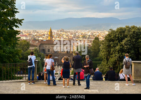 Touristen fotografieren mit Telefonen von einem Aussichtspunkt in den Boboli-gärten des Palazzo Pitti im historischen Zentrum von Florenz, Toskana, Italien Stockfoto