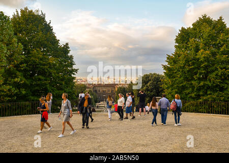 Touristen zu Fuß und bewundern Sie das Stadtbild von den Boboli Gärten des Palazzo Pitti im historischen Zentrum von Florenz, Toskana, Italien Stockfoto