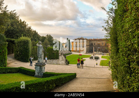 Blick auf die Boboli Gärten des Palazzo Pitti im historischen Zentrum von Florenz, Weltkulturerbe der UNESCO, mit Touristen bei Sonnenuntergang, Toskana, Italien Stockfoto