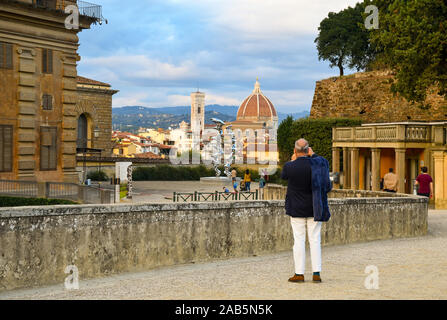 Touristische gentleman Fotos des historischen Zentrums von Florenz, Weltkulturerbe der UNESCO, von Boboli Gärten des Palazzo Pitti, Toskana, Italien Stockfoto