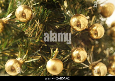 Weihnachtsbaum dekoriert mit goldenen Kugeln für das Neue Jahr Urlaub. Stockfoto