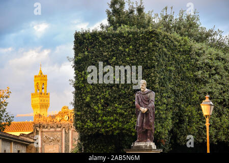 Die Boboli Gärten des Palazzo Pitti mit einem dacian Statue (2. Jahrhundert), die buontalenti Grotte und den Arnolfo Turm bei Sonnenuntergang, Florenz, Toskana, Italien Stockfoto