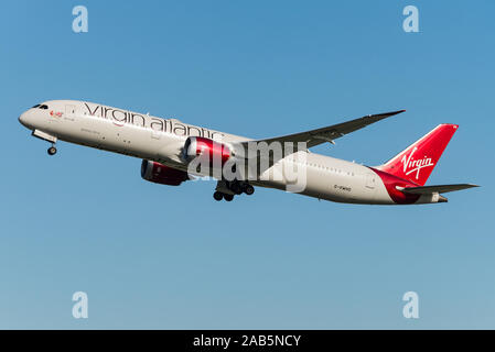 Ein Virgin Atlantic Airways Airbus A350-1000 Verkehrsflugzeug weg vom internationalen Flughafen Heathrow, London. Stockfoto