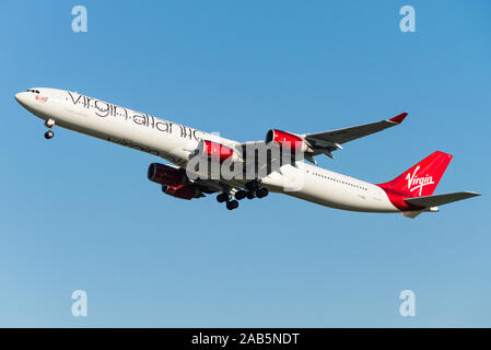 Ein Virgin Atlantic Airways Airbus A340 Passagier Flugzeug weg vom internationalen Flughafen Heathrow, London. Stockfoto