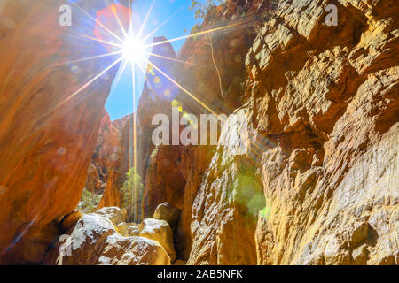 Standley Chasm in West MacDonnell National Park am Sonnenstrahlen in der trockenen Jahreszeit. Natürliche trockenen Flussbett im australischen Outback Landschaft, Red Centre in Stockfoto